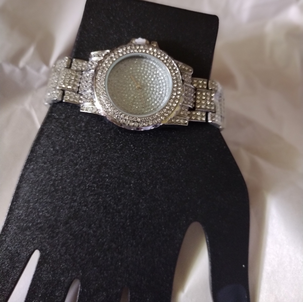 Luxury Diamond Oak Quartz Watch w/Stainless Steel Band Size 9